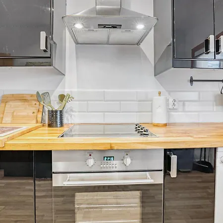 Central 2 Bedrooms Netflix Wifi And Parking Apartment