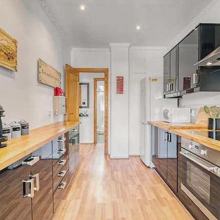 Central 2 Bedrooms Netflix Wifi And Parking Apartment