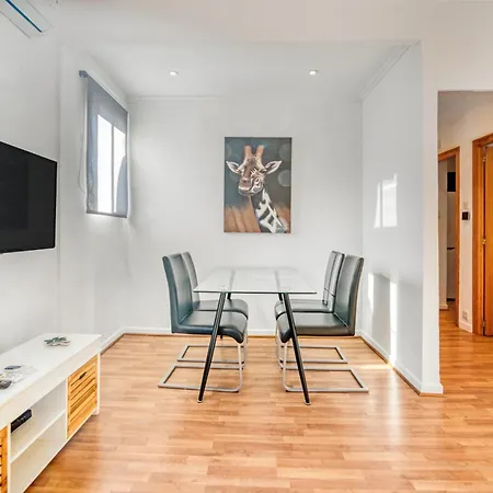Central 2 Bedrooms Netflix Wifi And Parking *